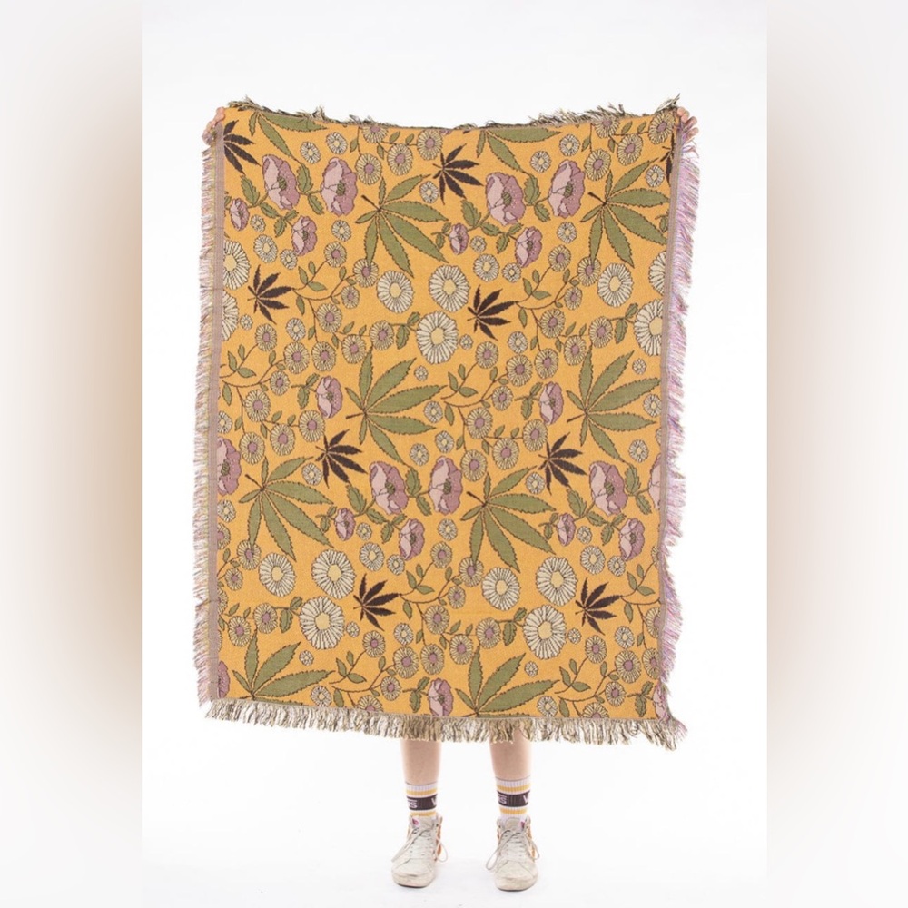 ~ NWOT Sungrown Woven Throw
Blanket~